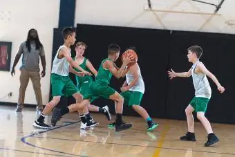 djem të rinj adoleshentë që luajnë basketboll