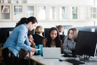 Jugendliche im Computerunterricht