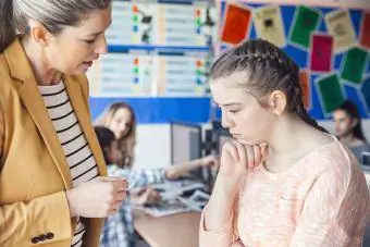 Teenager-Mädchen wird von Lehrerkonsolen gemobbt