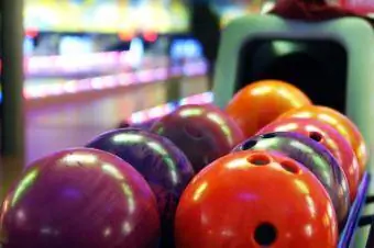 Boules de bowling au bowling alignées