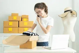 Tinejdžerka pakuje kutije sa odjećom