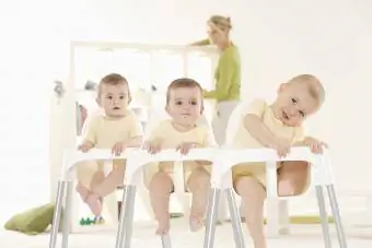 mama sandalyelerinde oturan bebekler
