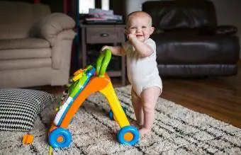 babymeisje met rollator