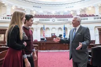 adolescents parlant amb un polític