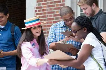 Kinderen doen vrijwilligerswerk bij de kiezersregistratie