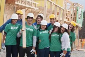 Sukarelawan yang bekerja di tapak pembinaan