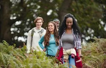 Adolescentes caminhando juntos