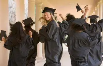 Studentët e diplomuar me kapele dhe fustane