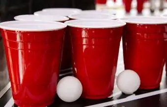 Paslaptingų gėrimų pong vakarėlių taurės