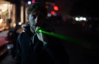 Remaja laki-laki memegang laser pointer