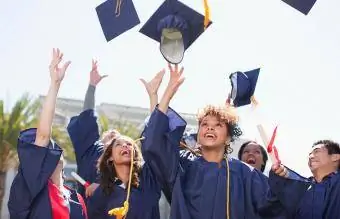 Sinh viên tốt nghiệp ném mũ lên không trung