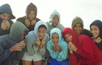 kapucnis pulóvert viselő tizenévesek