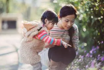 ragazza e mamma che ammirano i fiori