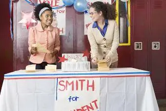 Κορίτσι και δάσκαλος μετρούν ψήφους