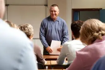 Männer und Frauen im Klassenzimmer