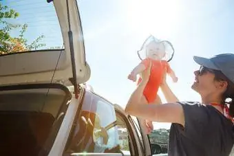 La mamma porta il bambino fuori dall'auto