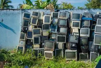 Mucchio di vecchi televisori
