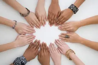 Různorodá skupina rukou v kruhu
