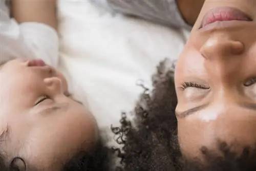 Petua untuk Tidur Bersama dengan Selamat Bersama Bayi Anda