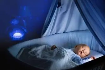เด็กน้อยนอนหลับโดยมีแสงไฟยามค่ำคืน