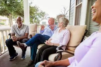 Personnes âgées sur le porche discutant ensemble