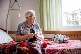 Seniorské háčkovanie v domove dôchodcov