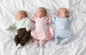 ทารกแรกเกิดแฝดสามนอนหลับ