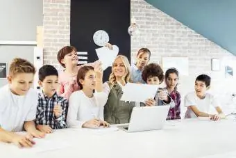 Grundschulkinder schreiben einen Aufsatz