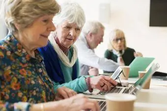 Mujeres mayores que usan computadoras portátiles