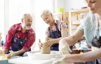 Seniori izmanto keramikas riteni studijā