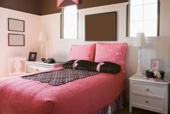 djevojačka spavaća soba u braon i roze