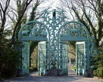 Вход на Rainey Memorial Gates от северната страна на зоопарка в Бронкс