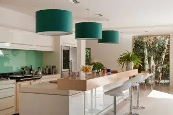 Yükseltilmiş bar ve taburelerle modern mutfak tasarımı