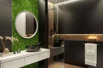 Cuarto de baño minimalista moderno con pared de musgo verde.