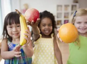 Enfants tendant des fruits frais