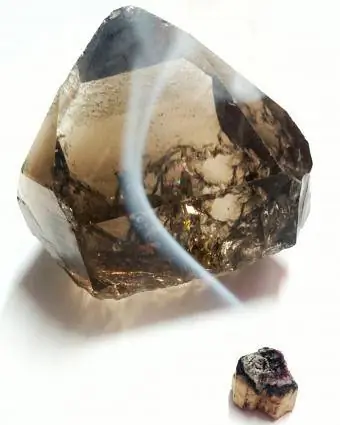 Limpando um cristal de quartzo esfumaçado