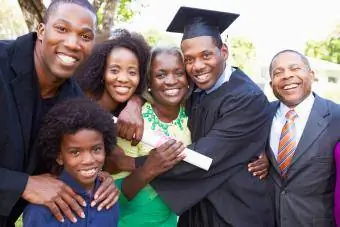 Estudiant celebrant la seva graduació amb la seva família