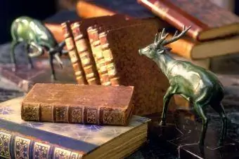 İki geyik kitap ayracı ile antika baskılı kağıt kitaplar
