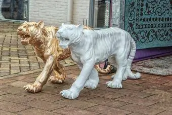 harimau batu emas dan putih di jalan