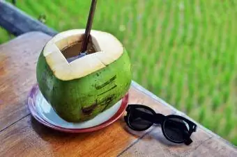 Pije me ujë të freskët kokosi me kashtë