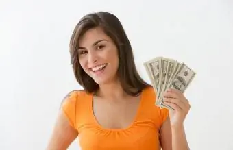 dospievajúce dievča drží peniaze