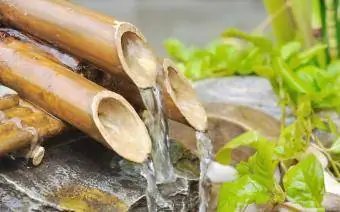 Voda iz fontane od bambusa
