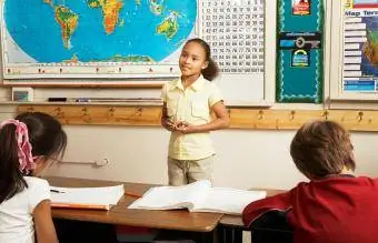 Chica dando un discurso en el aula.