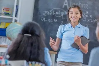 Chica hablando frente a la clase.