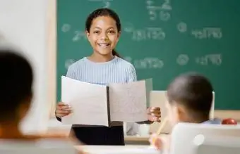 niña dando un discurso en la escuela