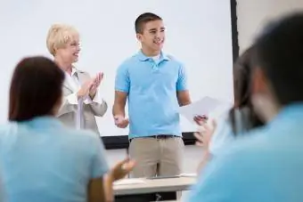 Adolescente dando un discurso frente a la clase.