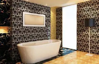 Salle de bains avec papier peint de luxe