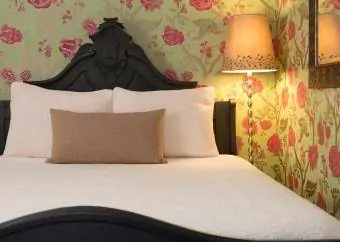 کاغذ دیواری گلدار سبز در اتاق خواب