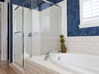 Kúpeľňa s modro-bielym motívom