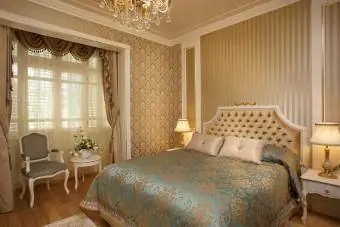 Tapet auriu în decor luxos de dormitor